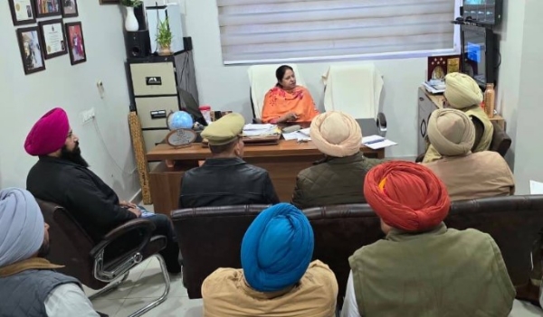 ਵਿਧਾਇਕ ਰਜਿੰਦਰਪਾਲ ਕੌਰ ਛੀਨਾ ਆਗਾਮੀ ਨਵੇਂ ਸਾਲ ਅਤੇ ਲੋਹੜੀ ਦੇ ਤਿਉਹਾਰ ਨੂੰ ਮੁੱਖ ਰੱਖਦਿਆਂ, ਪੁਲਿਸ ਪ੍ਰਸ਼ਾਸ਼ਨ ਦੇ ਸੀਨੀਅਰ ਅਧਿਕਾਰੀਆਂ ਨਾਲ ਮੀਟਿੰਗ ਦੌਰਾਨ।