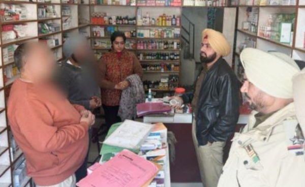 ਮੁਕਤਸਰ ਸਾਹਿਬ ਵਿਖੇ ਯੁੱਧ ਨਸ਼ਿਆਂ ਵਿਰੁੱਧ ਮੁਹਿੰਮ ਤਹਿਤ ਪੁਲਿਸ ਵਲੋਂ ਮੈਡੀਕਲ ਸਟੋਰਾਂ ਦੀ ਚੈਕਿੰਗ ਕੀਤੇ ਜਾਣ ਦਾ ਦ੍ਰਿਸ਼।