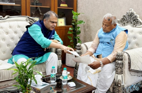 ਪੰਜਾਬ ਦੇ ਮੰਤਰੀ ਸੰਜੀਵ ਅਰੋੜਾ ਕੇਦਰੀ ਮੰਤਰੀ ਜੀਤਨ ਰਾਮ ਮਾਂਝੀ ਨਾਲ ਮੁਲਾਕਾਤ ਦੌਰਾਨ.