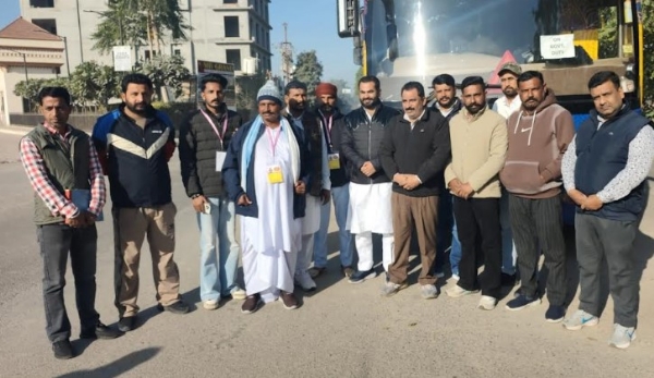 ਵਿਧਾਇਕ ਨਰਿੰਦਰ ਸਵਨਾ ਮੁੱਖ ਮੰਤਰੀ ਤੀਰਥ ਯਾਤਰਾ ਲਈ ਬੱਸ ਰਵਾਨਾ ਕਰਦੇ ਹੋਏ।