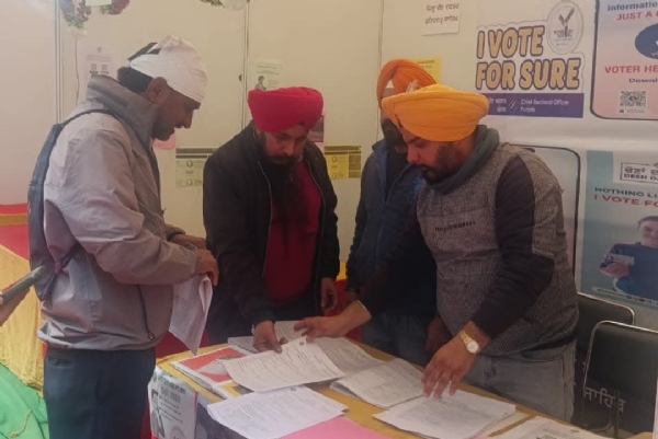 ਚੋਣ ਵਿਭਾਗ ਵੱਲੋਂ ਸਟਾਲ ਲਗਾ ਕੇ ਵੋਟਰਾਂ ਨੂੰ ਜਾਗਰੂਕ ਕੀਤੇ ਜਾਣ ਦਾ ਦ੍ਰਿਸ਼.