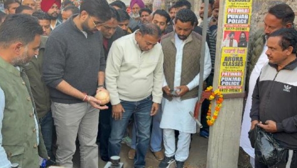 ਮੇਅਰ ਪਦਮਜੀਤ ਸਿੰਘ ਮਹਿਤਾ ਆਲਮ ਬਸਤੀ ਡਿਸਪੋਜ਼ਲ ਨੇੜੇ ਨਵੇਂ ਪਾਵਰ ਫੀਡਰ ਦਾ ਉਦਘਾਟਨ ਕਰਨ ਮੌਕੇ।