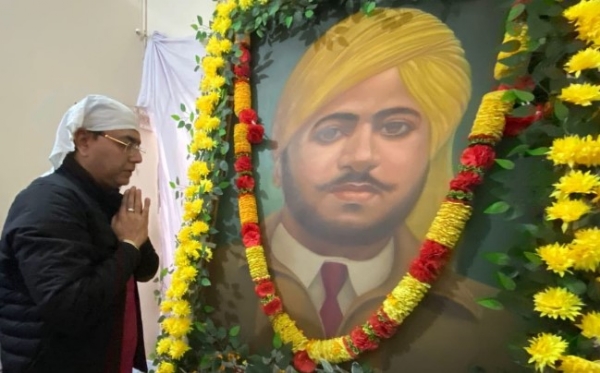 ਕੈਬਨਿਟ ਮੰਤਰੀ ਅਮਨ ਅਰੋੜਾ ਸ਼ਹੀਦ  ਊਧਮ ਸਿੰਘ ਨੂੰ ਸ਼ਰਧਾਂਜਲੀ ਭੇਂਟ ਕਰਦੇ ਹੋਏ।