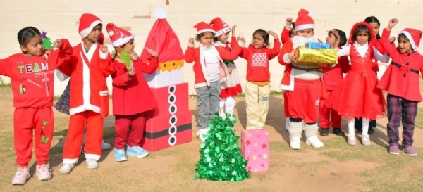 ਆਸ਼ਮਾ ਇੰਟਰਨੈਸ਼ਨਲ ਸਕੂਲ, ਸੈਕਟਰ 70 ਵਿਖੇ ਕ੍ਰਿਸਮਸ ਦੇ ਜਸ਼ਨਾਂ ਦੌਰਾਨ ਸੈਂਟਾ ਕਲਾਜ਼ ਦੀਆਂ ਪੋਸ਼ਾਕਾਂ ਵਿੱਚ ਖੁਸ਼ੀ ਮਨਾਉਂਦੇ ਵਿਦਿਆਰਥੀ ਅਤੇ ਸਕੂਲ ਸਟਾਫ਼।