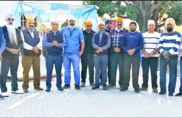 ਚੰਡੀਗੜ੍ਹ ਫੋਟੋਗ੍ਰਾਫਰਜ਼ ਐਸੋਸੀਏਸ਼ਨ ਵੱਲੋਂ ਪਿੰਡ ਝੰਝੇੜੀ ਵਿਖੇ ਸਾਹਿਬਜਾਦਿਆਂ ਦੀ ਯਾਦ ਵਿੱਚ ਲਗਾਏ ਲੰਗਰ ਦੌਰਾਨ ਸੇਵਾਦਾਰ ਸਾਂਝੀ ਤਸਵੀਰ ਦੌਰਾਨ.