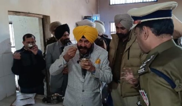 ਮਨੁੱਖੀ ਅਧਿਕਾਰ ਕਮਿਸ਼ਨ ਦੇ ਮੈਂਬਰ ਮਾਨਸਾ ਜੇਲ੍ਹ ਦੇ ਕੈਦੀਆਂ ਦੀਆ ਸਮੱਸਿਆਵਾਂ ਸੁਨਣ ਦੌਰਾਨ।