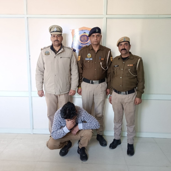 ਪੁਲਿਸ ਟੀਮ ਨਾਲ ਚਿੱਟਾ ਸਮੇਤ ਗ੍ਰਿਫ਼ਤਾਰ ਕੀਤਾ ਗਿਆ ਮੁਲਜ਼ਮ।