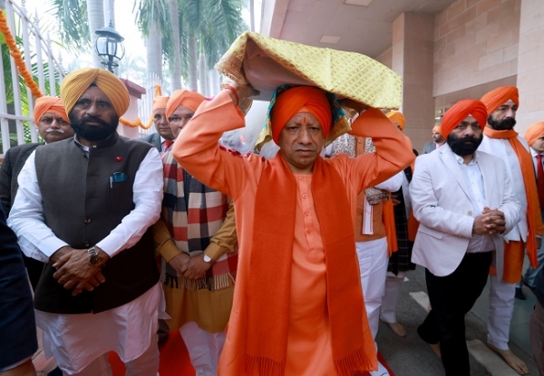 ਸ੍ਰੀ ਗੁਰੂ ਗ੍ਰੰਥ ਸਾਹਿਬ ਨੂੰ ਲਿਜਾਂਦੇ ਹੋਏ ਮੁੱਖ ਮੰਤਰੀ ਯੋਗੀ