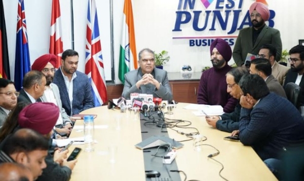 ਕੈਬਨਿਟ ਮੰਤਰੀ ਸੰਜੀਵ ਅਰੋੜਾ ਪੱਤਰਕਾਰਾਂ ਨਾਲ ਗੱਲਬਾਤ ਦੌਰਾਨ।