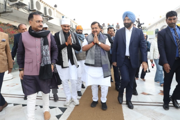 ਗੁਰਦੁਆਰਾ ਸਾਹਿਬ ਵਿਖੇ ਭਾਜਪਾ ਦੇ ਕੌਮੀ ਕਾਰਜਕਾਰੀ ਪ੍ਰਧਾਨ ਨਿਤਿਨ ਨਬੀਨ, ਮੰਤਰੀ ਮਨਜਿੰਦਰ ਸਿੰਘ ਸਿਰਸਾ ਅਤੇ ਭਾਜਪਾ ਦੇ ਸੂਬਾ ਪ੍ਰਧਾਨ ਵਰਿੰਦਰ ਸਚਦੇਵਾ।