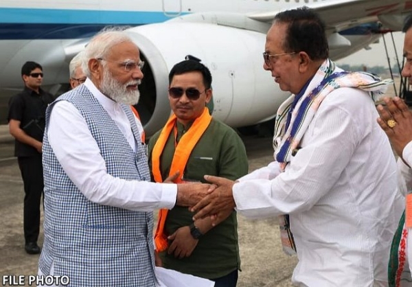 ਪ੍ਰਧਾਨ ਮੰਤਰੀ ਨਰਿੰਦਰ ਮੋਦੀ ਅਤੇ ਬਿਸਵਾ ਬੰਧੂ ਸੇਨ ਦੀ ਫਾਈਲ ਫੋਟੋ।