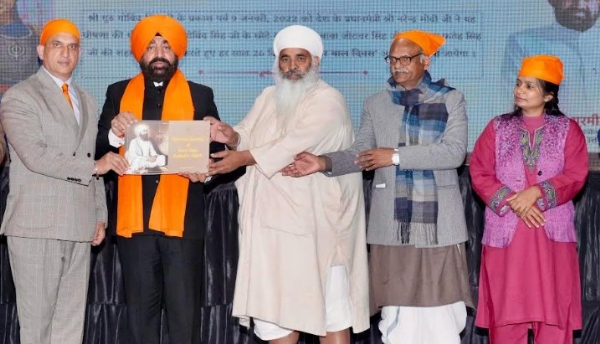 ਉੱਤਰਾਖੰਡ ਦੇ ਰਾਜਪਾਲ ਲੈਫਟੀਨੈਂਟ ਜਨਰਲ (ਸੇਵਾਮੁਕਤ) ਗੁਰਮੀਤ ਸਿੰਘ, ਰਾਜ ਸੂਚਨਾ ਕਮਿਸ਼ਨਰ ਪੰਜਾਬ ਹਰਪ੍ਰੀਤ ਸੰਧੂ ਦੇ ਨਾਲ ਲੋਕ ਭਵਨ, ਦੇਹਰਾਦੂਨ, ਉੱਤਰਾਖੰਡ ਵਿਖੇ ਵੀਰ ਬਾਲ ਦਿਵਸ ਨੂੰ ਸਮਰਪਿਤ ਸਾਹਿਤਕ ਚਿੱਤਰਕਾਰੀ ਰਚਨਾ ਲਾਂਚ ਕਰਦੇ ਹੋਏ।