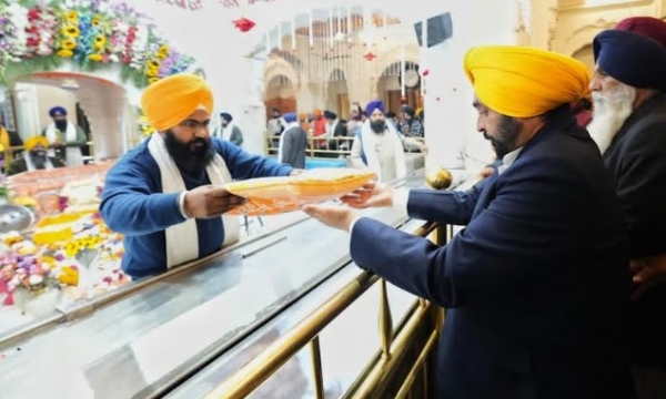ਮੁੱਖ ਮੰਤਰੀ ਭਗਵੰਤ ਮਾਨ ਗੁਰਦੁਆਰਾ ਸ੍ਰੀ ਫ਼ਤਹਿਗੜ੍ਹ ਸਾਹਿਬ ਵਿਖੇ ਮੱਥਾ ਟੇਕਣ ਮੌਕੇ। ਮੁੱਖ ਮੰਤਰੀ ਭਗਵੰਤ ਮਾਨ ਗੁਰਦੁਆਰਾ ਸ੍ਰੀ ਫ਼ਤਹਿਗੜ੍ਹ ਸਾਹਿਬ ਵਿਖੇ ਮੱਥਾ ਟੇਕਣ ਮੌਕੇ।