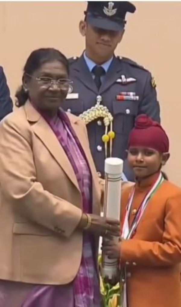 ਸ਼੍ਰਵਣ ਸਿੰਘ ਨੂੰ ਪੁਰਸਕਾਰ ਪ੍ਰਦਾਨ ਕਰਦੇ ਹੋਏ ਰਾਸ਼ਟਰਪਤੀ