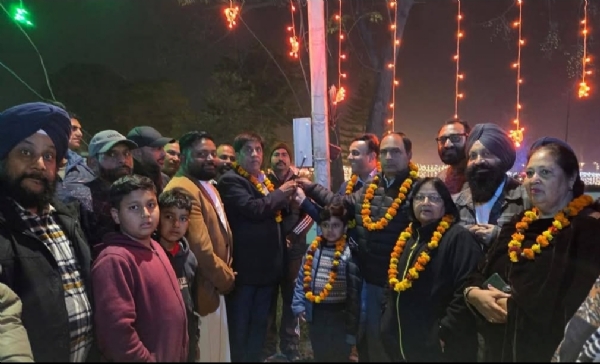 ਵਿਧਾਇਕ ਜਿੰਪਾ ਮੋਨਾ ਮੈਮੋਰੀਅਲ ਚਰਚ ਨੇੜੇ ਹੈਰੀਟੇਜ ਲਾਈਟਾਂ ਦਾ ਉਦਘਾਟਨ ਕਰਦੇ ਹੋਏ.