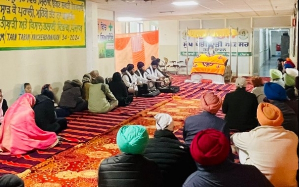 ਛੋਟੇ ਸਾਹਿਬਜ਼ਾਦਿਆਂ ਦੀ ਸ਼ਹਾਦਤ ਨੂੰ ਸਮਰਪਿਤ ਮੌਕੇ ਜ਼ਿਲ੍ਹਾ ਪ੍ਰਬੰਧਕੀ ਕੰਪਲੈਕਸ ਤਰਨ ਤਾਰਨ ਵਿਖੇ ਕਰਵਾਏ ਸੁਖਮਨੀ ਸਾਹਿਬ ਦਾ ਪਾਠ ਦੌਰਾਨ ਸੰਗਤਾ।ਂ