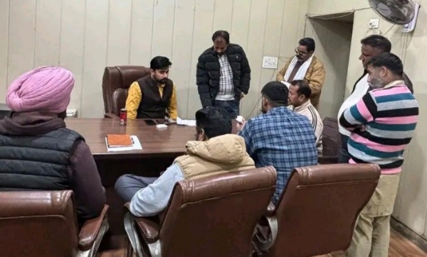 ਵਿਧਾਇਕ ਅਮਨਸ਼ੇਰ ਸਿੰਘ ਸ਼ੈਰੀ ਕਲਸੀ  ਮਾਰਕੀਟ ਕਮੇਟੀ ਬਟਾਲਾ ਵਿਖੇ ਲੋਕਾਂ ਦੀਆਂ ਮੁਸ਼ਕਿਲਾਂ ਸੁਣਦੇ ਹੋਏ।