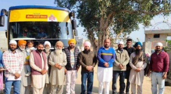 ਬਠਿੰਡਾ ਤੋਂ ਮੁੱਖ ਮੰਤਰੀ ਤੀਰਥ ਯਾਤਰਾ ਤਹਿਤ ਸ਼ਰਧਾਲੂਆਂ ਦੀ ਬੱਸ ਧਾਰਮਿਕ ਸਥਾਨ ਲਈ ਰਵਾਨਾ ਹੋਣ ਮੌਕੇ।