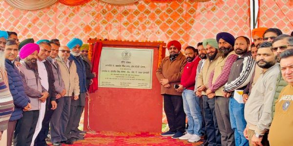 ਵਿਧਾਇਕ ਕੁਲਜੀਤ ਸਿੰਘ ਰੰਧਾਵਾ ਨੇ ਰੱਖਿਆ ਬਨੂੰੜ ਤੋਂ ਜਲਾਲਪੁਰ ਸੜਕ ਦਾ ਨੀਂਹ ਪੱਥਰ