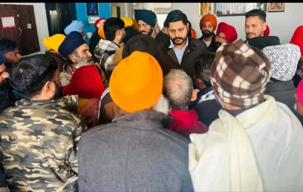 ਵਿਧਾਇਕ ਸ਼ੈਰੀ ਕਲਸੀ ਲੋਕ ਮਿਲਣੀ ਦੌਰਾਨ ਲੋਕਾਂ ਦੀਆਂ ਮੁਸ਼ਕਿਲਾਂ ਸੁਣ ਦੇ ਹੋਏ.