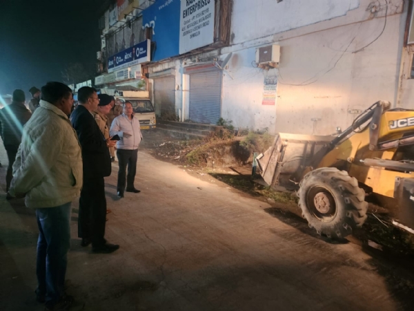 ਦੇਹਰਾਦੂਨ ਵਿੱਚ ਗੈਰ-ਕਾਨੂੰਨੀ ਮਜ਼ਾਰ ਨੂੰ ਢਾਹ ਰਹੀ ਪ੍ਰਸ਼ਾਸਨ ਦੀ ਟੀਮ।