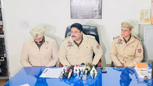 ਐੱਸ.ਐੱਸ.ਪੀ. ਹਰਮਨਦੀਪ ਸਿੰਘ ਹਾਂਸ ਪੱਤਰਕਾਰਾਂ ਨੂੰ ਜਾਣਕਾਰੀ ਸਾਝੀ ਕਰਦੇ ਹੋਏ।