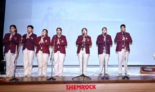 ਸ਼ੈਮਰੌਕ ਸੀਨੀਅਰ ਸੈਕੰਡਰੀ ਸਕੂਲ, ਸੈਕਟਰ-69  ਵਿੱਚ ਵੀਰ ਬਾਲ ਦਿਵਸ ਮੌਕੇ ਸਾਹਿਬਜ਼ਾਦਿਆਂ ਦੀ ਬਹਾਦਰੀ ਨੂੰ ਸਜਦਾ ਕਰਦੇ ਹੋਏ ਵਿਦਿਆਰਥੀ।