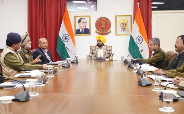 ਮੁੱਖ ਮੰਤਰੀ ਭਗਵੰਤ ਸਿੰਘ ਮਾਨ ਪੰਜਾਬ ’ਚ ਕਾਨੂੰਨ ਵਿਵਸਥਾ ਬਾਰੇ ਮੀਟਿੰਗ ਕਰਦੇ ਹੋਏ।