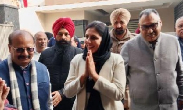 ਲੁਧਿਆਣਾ ਦੇ ਪੱਖੋਵਾਲ ਰੋਡ ਸਥਿਤ ਪੰਜਾਬ ਮਾਤਾ ਨਗਰ ਵਿਖੇ ਜਸਵਿੰਦਰ ਸਿੰਘ ਓਸਾਹਨ ਦੇ ਘਰ ਵਿਖੇ ਇੱਕ ਮੀਟਿੰਗ ’ਚ ਸ਼ਾਮਲ ਹੋਣ ਮੌਕੇ ਅੰਮ੍ਰਿਤਾ ਵੜਿੰਗ।