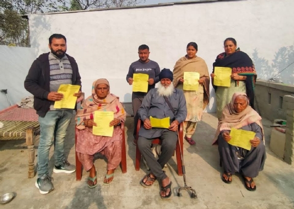 ਵੱਖ-ਵੱਖ ਪਿੰਡਾਂ ’ਚ ਜਾ ਕੇ ਨਸ਼ਿਆਂ ਵਿਰੁੱਧ ਨੌਜਵਾਨ ਮੁਹਿੰਮ ਸਬੰਧੀ ਲੋਕਾਂ ਨੂੰ ਘਰ ਘਰ ਜਾ ਕੇ ਨੂੰ ਪ੍ਰਚਾਰ ਸਮੱਗਰੀ ਵੰਡਦੇ ਹੋਏ.