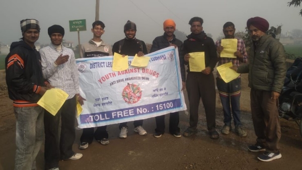 ਲੁਧਿਆਣਾ ਦੇ ਵੱਖ ਵੱਖ ਪਿੰਡਾਂ ਦੇ ਲੋਕਾਂ ਨੂੰ ਘਰ ਘਰ ਜਾ ਕੇ ਨਸ਼ਿਆ ਖਿਲਾਫ਼ ਪ੍ਰਚਾਰ ਕਰਨ ਲਈ ਨੌਜਵਾਨਾਂ ਨੂੰ ਵੰਡੀ ਗਈ ਸਮੱਗਰੀ।