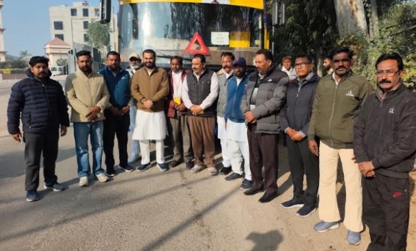 ਵਿਧਾਇਕ ਨਰਿੰਦਰਪਾਲ ਸਵਨਾ ਪਿੰਡ ਮੁਹਾਰ ਸੋਨਾ ਤੋਂ ਯਾਤਰਾ ਸ੍ਰੀ ਅੰਮ੍ਰਿਤਸਰ ਸਾਹਿਬ ਹਰਿਮੰਦਰ ਸਾਹਿਬ ਦੇ ਦਰਸ਼ਨਾ ਲਈ ਬੱਸ  ਰਵਾਨਾ ਕਰਦੇ ਹੋਏ।