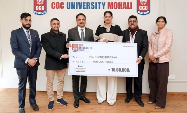 ਸੀ.ਜੀ.ਸੀ. ਯੂਨੀਵਰਸਿਟੀ ਮੋਹਾਲੀ ਦੇ ਚਾਂਸਲਰ ਸ. ਰਸ਼ਪਾਲ ਸਿੰਘ ਧਾਲੀਵਾਲ ਅਤੇ ਮੈਨੇਜਿੰਗ ਡਾਇਰੈਕਟਰ ਮਿਸਟਰ ਅਰਸ਼ ਧਾਲੀਵਾਲ ਵਰਲਡ ਕੱਪ ਜੇਤੂ ਨੂਪੁਰ ਨੂੰ 10 ਲੱਖ ਰੁਪਏ ਦਾ ਚੈੱਕ ਭੇਂਟ ਕਰਦੇ ਹੋਏ।