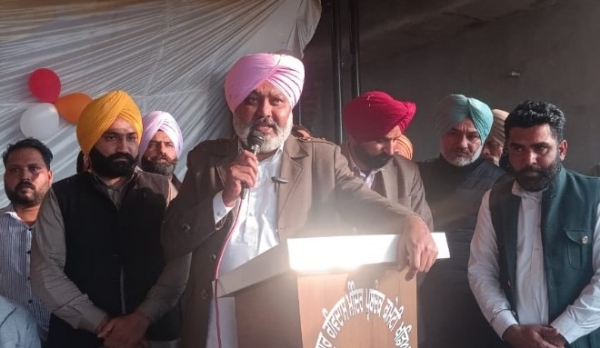 ਪਿੰਡ ਖਡਿਆਲ ਵਿਖੇ ਵਿੱਤ ਮੰਤਰੀ ਹਰਪਾਲ ਸਿੰਘ ਚੀਮਾ ਇਕੱਠ ਨੂੰ ਸੰਬੋਧਨ ਕਰਦੇ ਹੋਏ।