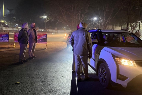 ਮੁਹਾਲੀ ਪੁਲਿਸ ਵਾਹਨਾਂ ਦੀ ਜਾਂਚ ਕਰਦੀ ਹੋਏ.