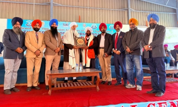 9ਵੀਂ ਨੈਸ਼ਨਲ ਗੱਤਕਾ ਚੈਂਪੀਅਨਸ਼ਿਪ–2025 ਦੌਰਾਨ ਜੇਤੂ ਖਿਡਾਰੀਆਂ ਨੂੰ ਇਨਾਮ ਤਕਸੀਮ ਕਰਦੇ ਹੋਏ ਵਿਧਾਇਕ ਕੁਲਵੰਤ ਸਿੰਘ, ਨਾਲ ਬਾਬਾ ਲਖਬੀਰ ਸਿੰਘ ਰਤਵਾੜਾ ਸਾਹਿਬ ਵਾਲੇ ਅਤੇ ਹੋਰ ਸਖਸ਼ੀਅਤਾਂ।