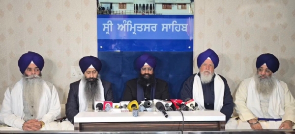 ਮੀਟਿੰਗ ਦੇ ਫੈਸਲਿਆਂ ਬਾਰੇ ਜਾਣਕਾਰੀ ਦਿੰਦੇ ਹੋਏ ਜਥੇਦਾਰ ਕੁਲਦੀਪ ਸਿੰਘ ਗੜਗੱਜ ਅਤੇ ਸਿੰਘ ਸਾਹਿਬਾਨ