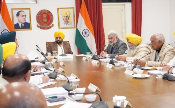 ਮੁੱਖ ਮੰਤਰੀ ਭਗਵੰਤ ਮਾਨ ਪੰਜਾਬ ਮੰਤਰੀ ਮੰਡਲ ਦੀ ਮੀਟਿੰਗ ਦੀ ਪ੍ਰਧਾਨਗੀ ਕਰਦੇ ਹੋਏ।