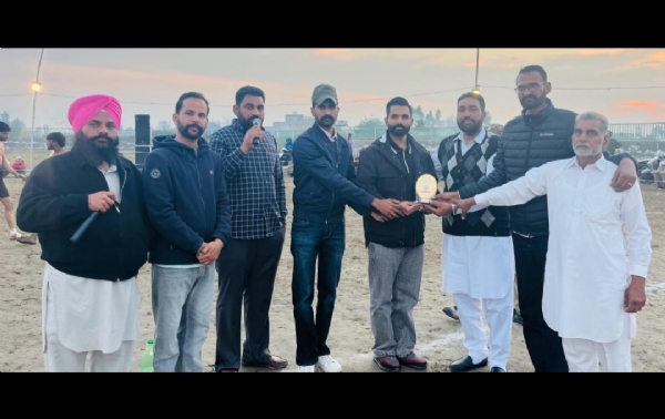 ਕੰਬੋਜ ਅਕੈਡਮੀ ਅਬੋਹਰ ਦਾ ਵਿਸ਼ੇਸ਼ ਤੌਰ ਉਤੇ ਸਨਮਾਨ ਕੀਤੇ ਜਾਣ ਦਾ ਦ੍ਰਿਸ਼.