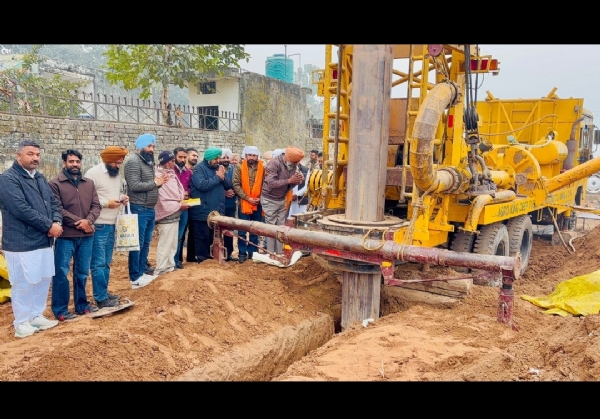 ਵਿਧਾਇਕ ਕੁਲਜੀਤ ਰੰਧਾਵਾ ਬਾਕਰਪੁਰ ਟੈਂਕੀ ਵਿਖੇ ਨਵੇਂ ਟਿਊਬਵੈੱਲ ਦੇ ਕੰਮ ਦਾ ਉਦਘਾਟਨ ਕਰਨ ਮੌਕੇ.