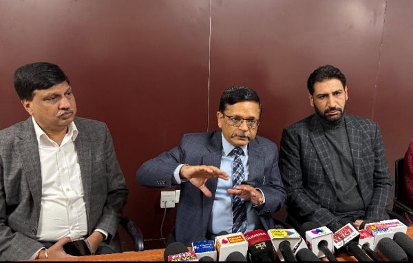 ਸੀ.ਏ. ਅਜੇ ਅਲੀਪੁਰੀਆ ਅਤੇ ਸੰਜੇ ਸਿੰਗਲਾ ਪੱਤਰਕਾਰਾਂ ਨਾਲ ਗੱਲਬਾਤ ਦੌਰਾਨ.