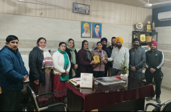 ਜ਼ਿਲ੍ਹਾ ਤਰਨ ਤਾਰਨ ਦੀ ਉਭਰ ਰਹੀ ਅਥਲੀਟ ਜਸ਼ਨਦੀਪ ਕੌਰ ਦਾ ਆਪਣੇ ਦਫ਼ਤਰ ਵਿਖੇ ਵਿਸ਼ੇਸ਼ ਤੌਰ `ਤੇ ਸਨਮਾਨਿਤ ਕੀਤੇ ਜਾਣ ਦਾ ਦ੍ਰਿਸ਼.