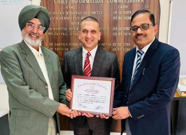 ਮੁੱਖ ਸੂਚਨਾ ਕਮਿਸ਼ਨਰ ਪੰਜਾਬ ਇੰਦਰਪਾਲ ਸਿੰਘ ਧੰਨਾ ਅਤੇ ਵਧੀਕ ਮੁੱਖ ਸਕੱਤਰ ਪ੍ਰਸ਼ਾਸਕੀ ਸੁਧਾਰ ਡੀ.ਕੇ. ਤਿਵਾੜੀ (ਆਈ.ਏ.ਐਸ.) ਨਾਲ ਰਾਜ ਸੂਚਨਾ ਕਮਿਸ਼ਨਰ ਹਰਪ੍ਰੀਤ ਸੰਧੂ। ਮੁੱਖ ਸੂਚਨਾ ਕਮਿਸ਼ਨਰ ਪੰਜਾਬ ਇੰਦਰਪਾਲ ਸਿੰਘ ਧੰਨਾ ਅਤੇ ਵਧੀਕ ਮੁੱਖ ਸਕੱਤਰ ਪ੍ਰਸ਼ਾਸਕੀ ਸੁਧਾਰ ਡੀ.ਕੇ. ਤਿਵਾੜੀ (ਆਈ.ਏ.ਐਸ.) ਨਾਲ ਰਾਜ ਸੂਚਨਾ ਕਮਿਸ਼ਨਰ ਹਰਪ੍ਰੀਤ ਸੰਧੂ।