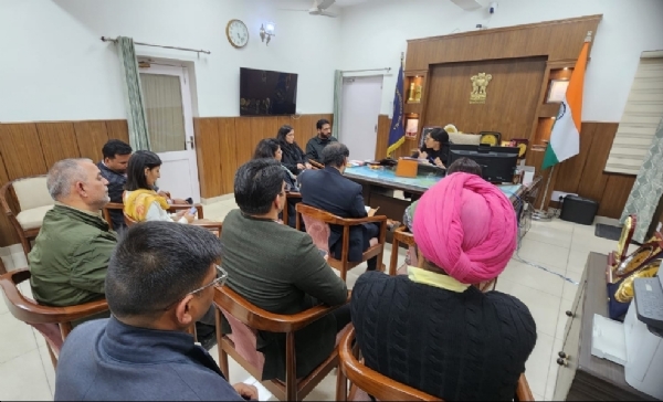 ਜ਼ਿਲ੍ਹਾ ਚੋਣ ਅਫ਼ਸਰ ਤੇ ਡਿਪਟੀ ਕਮਿਸ਼ਨਰ ਡਾ. ਪ੍ਰੀਤੀ ਯਾਦਵ ਜ਼ਿਲ੍ਹਾ ਪ੍ਰੀਸ਼ਦ ਤੇ ਬਲਾਕ ਸੰਮਤੀ ਚੋਣਾਂ ਬਾਰੇ ਏ.ਡੀ.ਸੀ. ਦਿਹਾਤੀ ਵਿਕਾਸ ਦਮਨਜੀਤ ਸਿੰਘ ਮਾਨ, ਏ.ਡੀ.ਸੀ ਸ਼ਹਿਰੀ ਵਿਕਾਸ ਡਾ. ਇਸਮਤ ਵਿਜੇ ਸਿੰਘ ਤੇ ਰਿਟਰਨਿੰਗ ਅਧਿਆਰੀਆਂ ਨਾਲ ਬੈਠਕ ਕਰਦੇ ਹੋਏ।