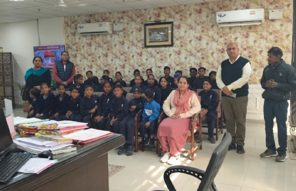 ਜ਼ਿਲ੍ਹਾ ਪ੍ਰਬੰਧਕੀ ਕੰਪਲੈਕਸ ਵਿਖੇ ਸਪੈਸ਼ਲ ਬਚਿਆਂ ਨਾਲ ਮਿਲਣੀ ਦੌਰਾਨ ਡੀ. ਸੀ.