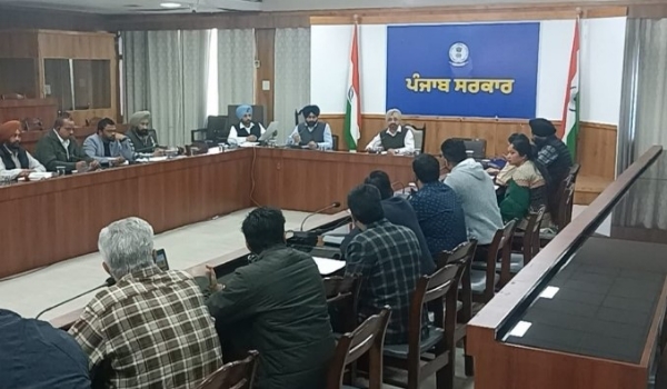 ਚਰਨਜੋਤ ਸਿੰਘ ਵਾਲੀਆ ਦਫਤਰ ਜ਼ਿਲ੍ਹਾ ਬਾਲ ਸੁਰੱਖਿਆ ਅਫ਼ਸਰ ਤੇ ਦਫਤਰ ਜ਼ਿਲ੍ਹਾ ਸਿੱਖਿਆ ਅਫ਼ਸਰ ਦੇ ਨੁਮਾਇੰਦਿਆਂ ਨਾਲ ਮੀਟਿੰਗ ਦੌਰਾਨ।