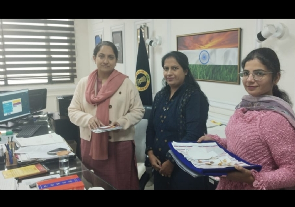 ਡਿਪਟੀ ਕਮਿਸ਼ਨਰ ਅਮਰਪ੍ਰੀਤ ਕੌਰ ਸੰਧੂ ਤੇ ਵਧੀਕ ਡਿਪਟੀ ਕਮਿਸ਼ਨਰ (ਜ) ਡਾ. ਮਨਦੀਪ ਕੌਰ ਨੂੰ ਫਲੈਗ ਡੇਅ ਬੈਜ ਲਗਾਉਂਦੇ ਹੋਏ