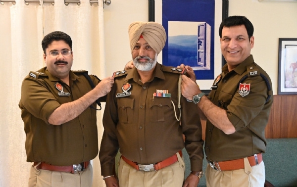 ਮਨਪ੍ਰੀਤ ਸਿੰਘ ਏ ਐਸ ਆਈ ਤੋਂ ਪਦਉੱਨਤ ਹੋ ਕੇ ਸਬ ਇੰਸਪੈਕਟਰ ਬਣਨ ਤੇ ਅਵਤਾਰ ਸਿੰਘ ਨੂੰ ਸਟਾਰ ਲਗਾ ਕੇ ਐਸਐਸਪੀ