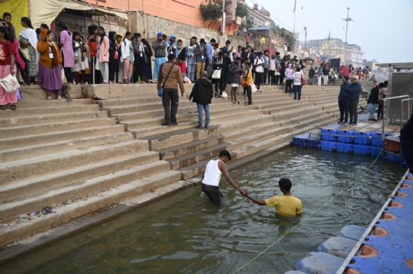 ਗੰਗਾ ਵਿੱਚ ਇਸ਼ਨਾਨ ਕਰਨ ਲਈ ਹਨੂੰਮਾਨ ਘਾਟ ਪਹੁੰਚਿਆ ਤਾਮਿਲ ਸਮੂਹ