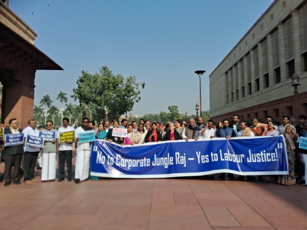 ਇੰਡੀ ਗੱਠਜੋੜ ਦੇ ਆਗੂ ਸੰਸਦ ਭਵਨ ਦੇ ਮਕਰ ਦੁਆਰ ਨੇੜੇ ਪ੍ਰਦਰਸ਼ਨ ਕਰਦੇ ਹੋਏ।